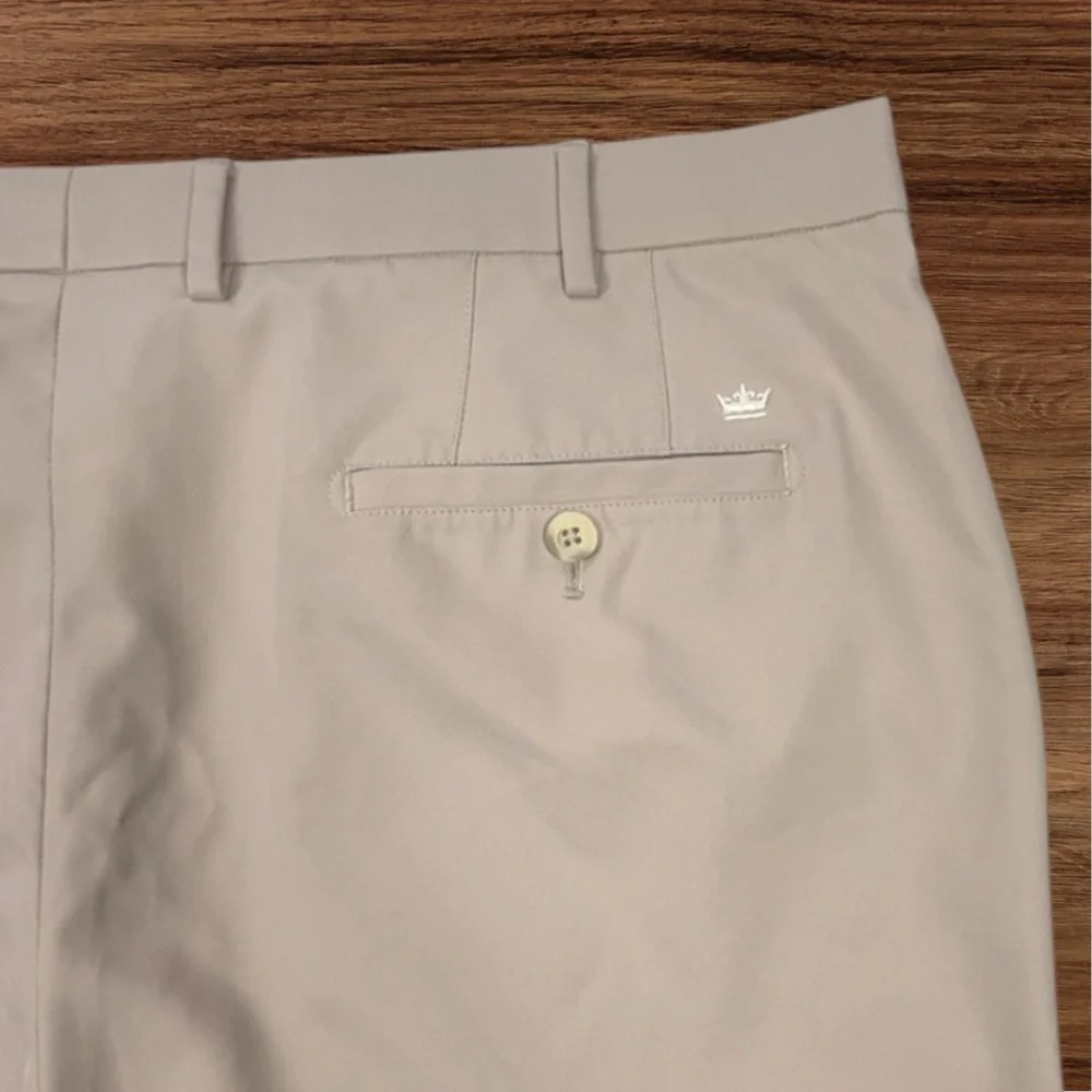 Peter Millar Crown Sport Men’s 9” Performance Shorts. Size 40